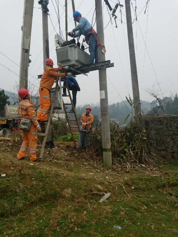 守護燈火，電力人在行動——松桃供電局一線員工春節(jié)保電側(cè)記