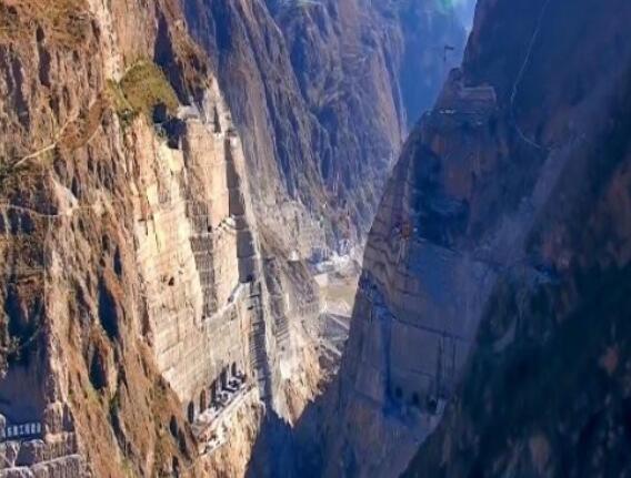 為建烏東德水電站，在峽谷底部挖90米深洞穴，用來干嘛的？