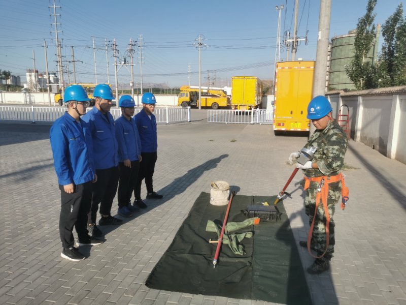 烏海電業(yè)局配電帶電作業(yè)中心：現(xiàn)場培訓(xùn)求實效，技能素質(zhì)再提升
