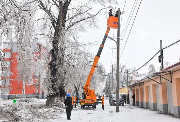 受強(qiáng)雨雪大風(fēng)冰凍天氣影響，吉林延邊全力搶修供電線路