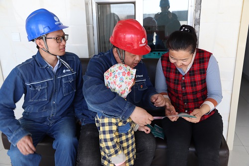 阿拉善電業(yè)局電力宣傳進家門，客戶服務零距離