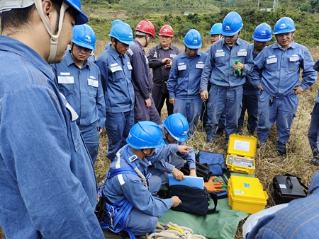 鳳慶供電局開展接地電阻儀、直流試送儀的培訓(xùn)