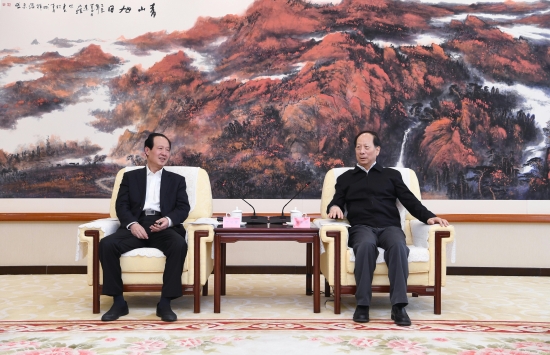 丁焰章拜會(huì)內(nèi)蒙古自治區(qū)黨委書記、人大常委會(huì)主任石泰峰