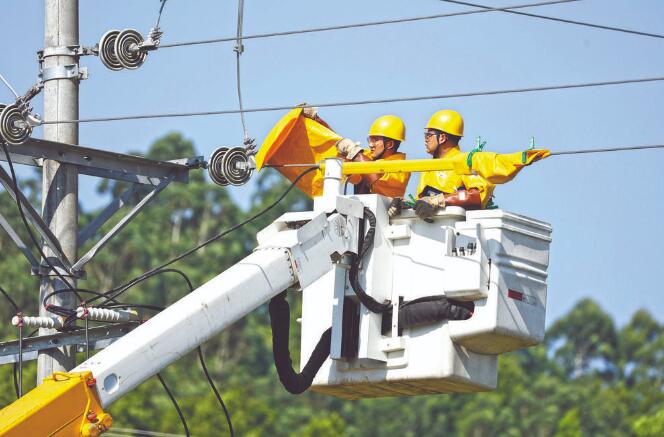 四川廣安：40攝氏度，他們帶電作業(yè)