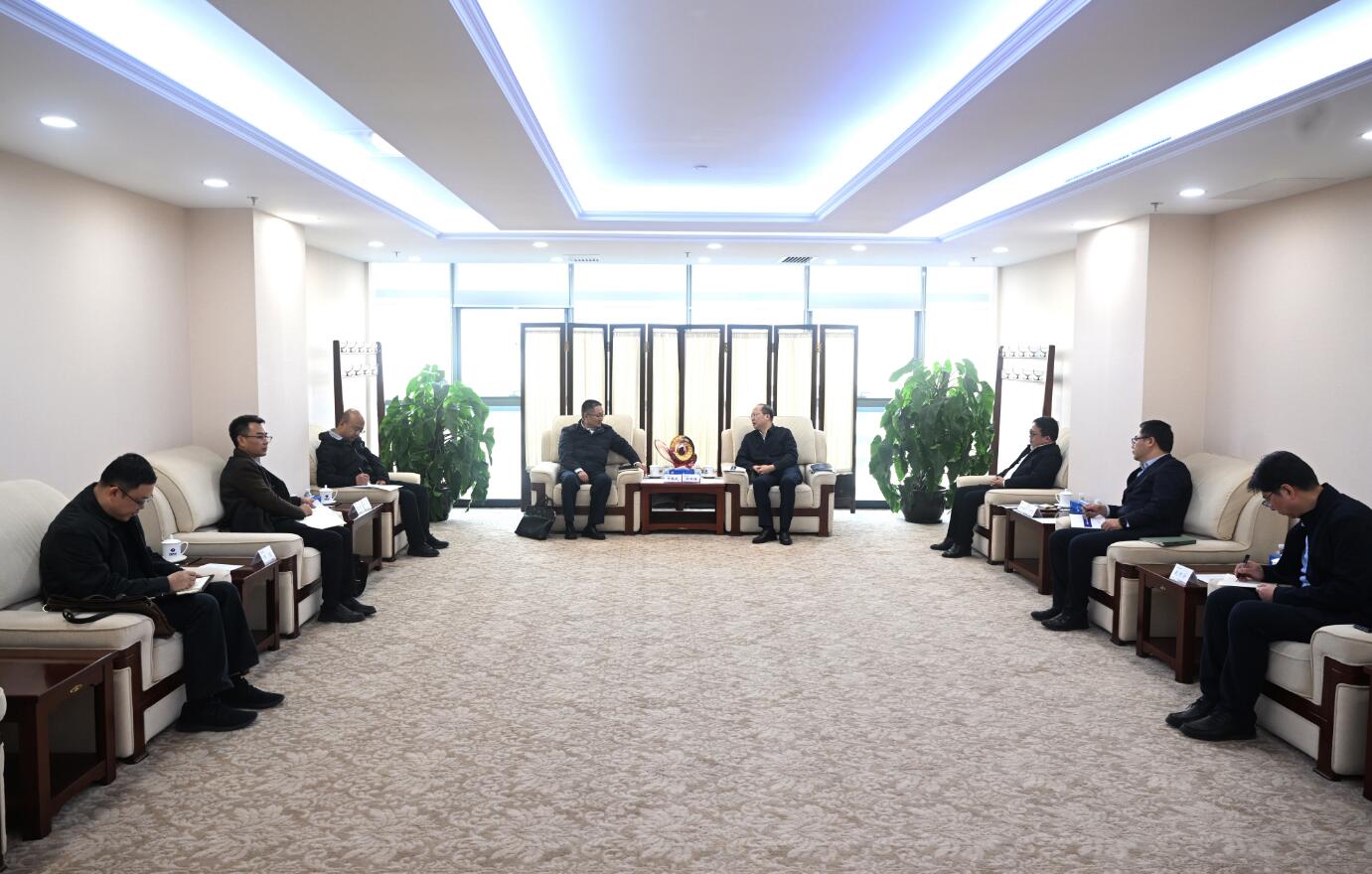 中國電建黨委常委、副總經理徐鵬程與西藏開發(fā)投資集團黨委書記、董事長祁騰武會談