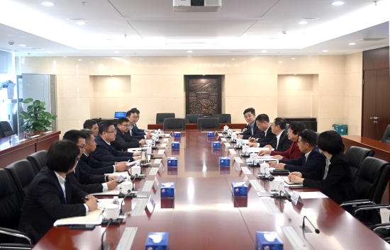 中國(guó)電建黨委常委、副總經(jīng)理王小軍與中國(guó)華電集團(tuán)黨組成員、副總經(jīng)理李旭紅會(huì)談