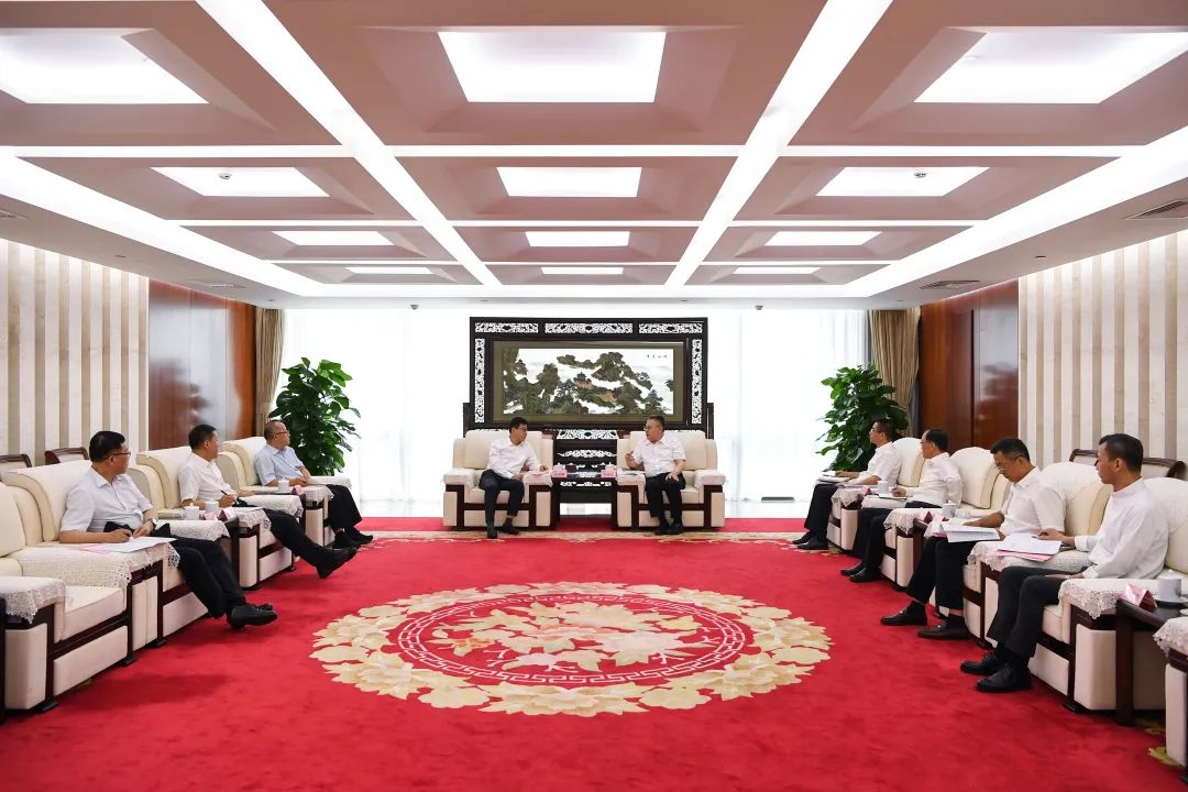 葉向東與甘肅省委常委、副省長(zhǎng)張錦剛舉行會(huì)談