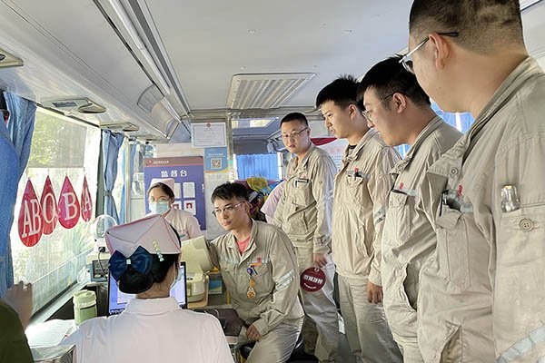 臨汾熱電公司組織“熱血與大愛同流，真情與奉獻(xiàn)同行”無償獻(xiàn)血活動(dòng)