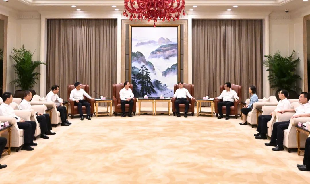 國(guó)家電網(wǎng)公司董事長(zhǎng)、黨組書辛保安與福建省委書記周祖翼、省長(zhǎng)趙龍會(huì)談
