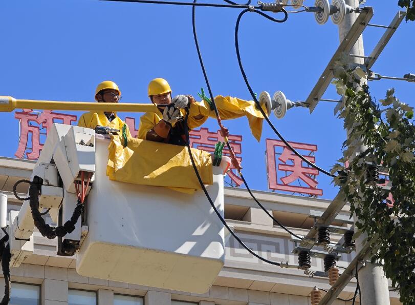 阿拉善供電公司迎夏峰帶電消缺，保醫(yī)電“汗”衛(wèi)民生