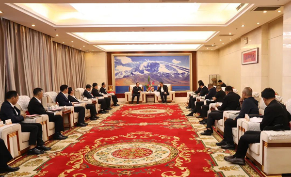 華電集團黨組書記、董事長江毅與喀什地委副書記、行署專員艾尼瓦爾·吐爾遜舉行會談