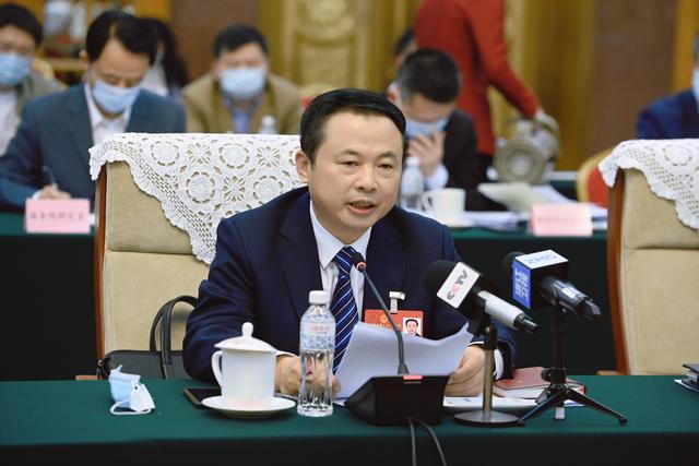 【兩會好聲音】全國人大代表、天能控股董事長張?zhí)烊危和苿印犊稍偕茉捶ā沸抻?，保障國家能源安? /></a></div>
				<div   id=
