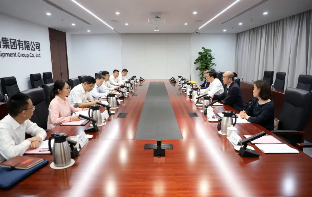 中國電氣裝備黨委副書記、總經(jīng)理周群會(huì)見上海市經(jīng)信委副主任湯文侃