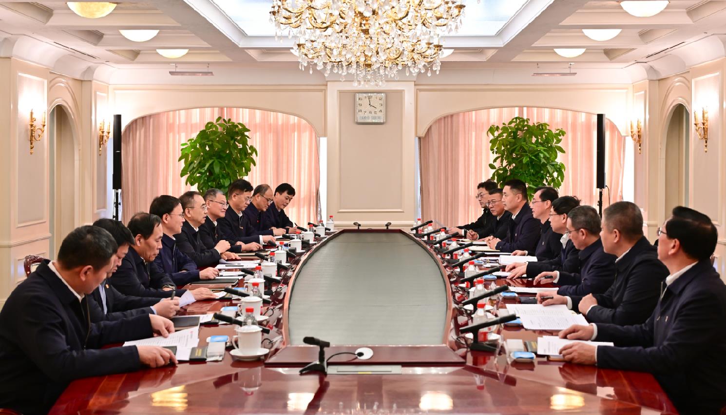 大唐集團董事長鄒磊、總經(jīng)理張傳江與中國安能董事長陳奕輝、總經(jīng)理周慶豐會談