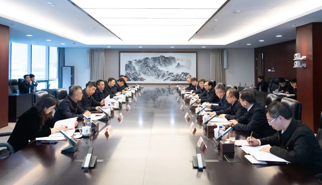 華電集團(tuán)董事長(zhǎng)江毅、總經(jīng)理葉向東與哈電集團(tuán)董事長(zhǎng)曹志安、總經(jīng)理黃偉舉行會(huì)談